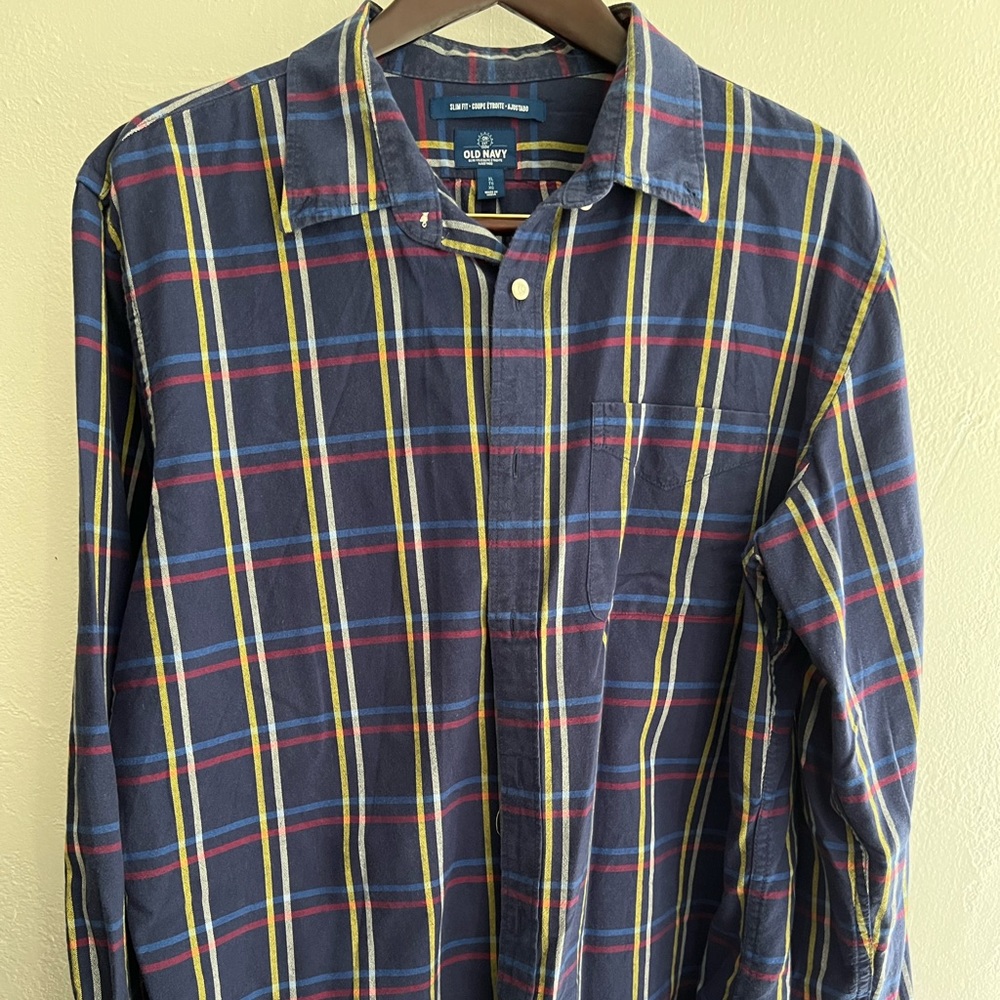Old Navy dress shirt size XL slim fit.